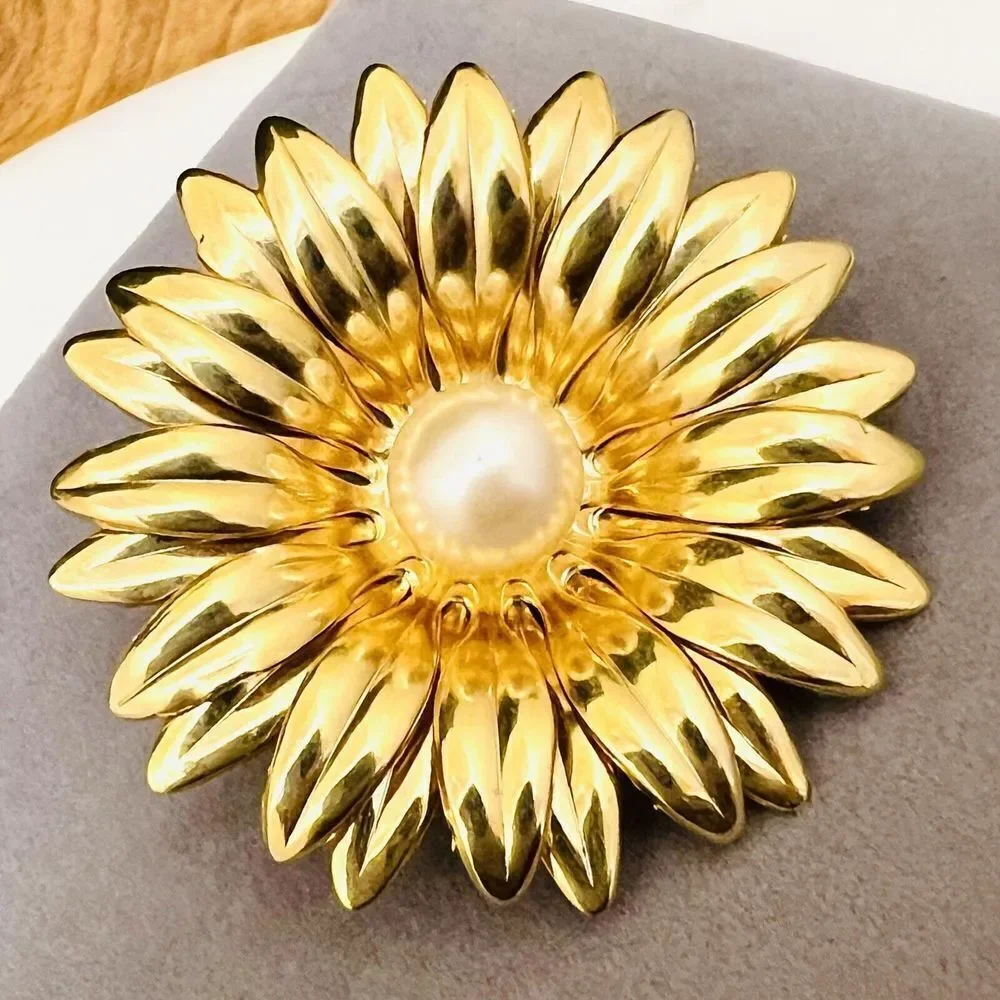 Vintage 3d Flower Faux Pearl Brooch Floral Daisy Shiny Gold Tone PRETTY 4096